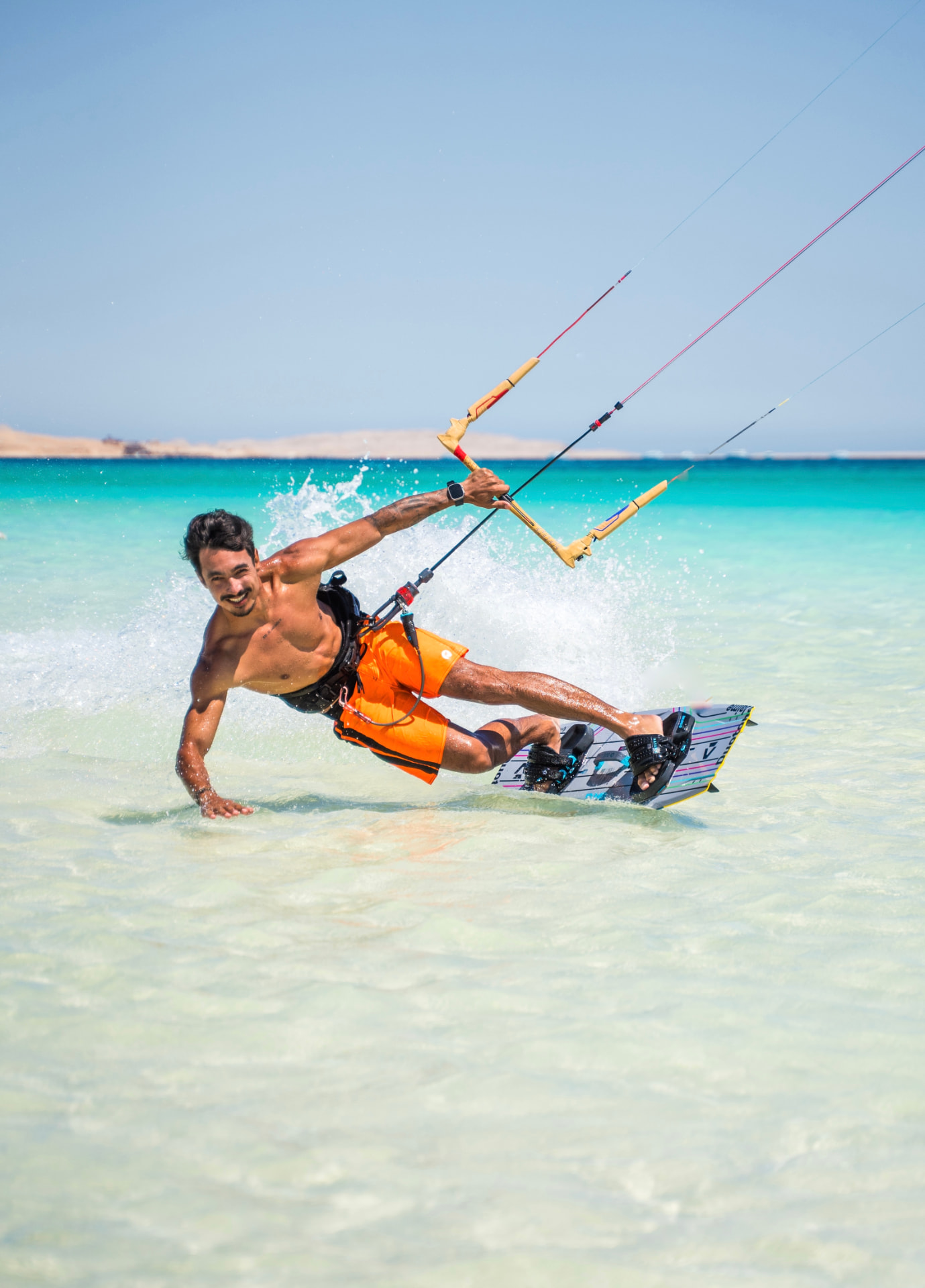 Kitesurfista velejando nas águas cristalinas do Mar Vermelho