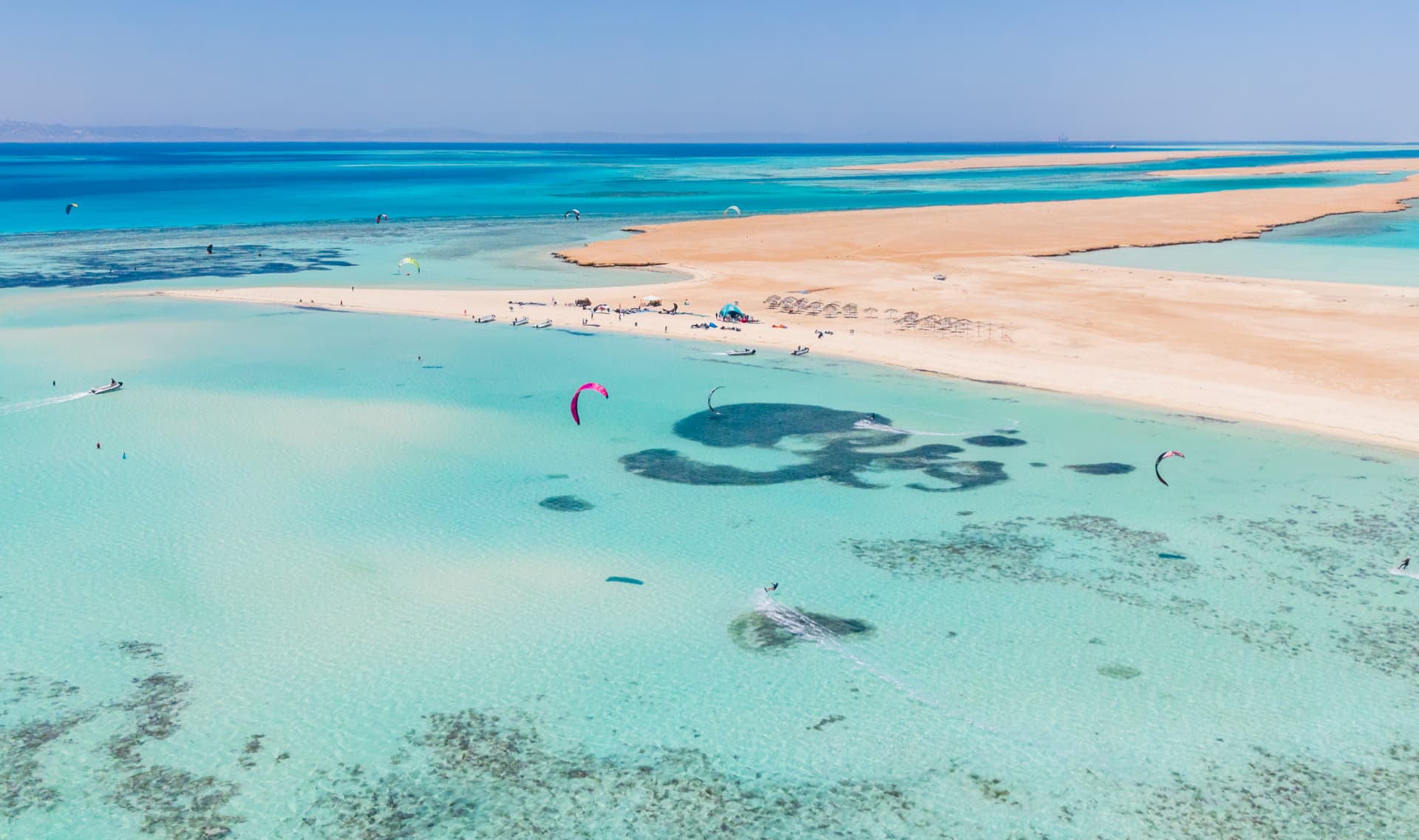 Vista aérea de kitesurfistas nas águas cristalinas do Mar Vermelho
